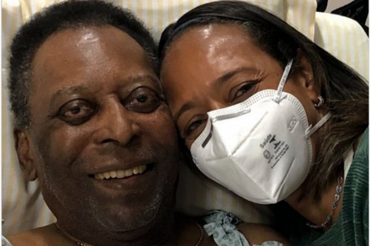 "Ele volta para casa para curtir o Natal", afirma filha do Pelé sobre internação