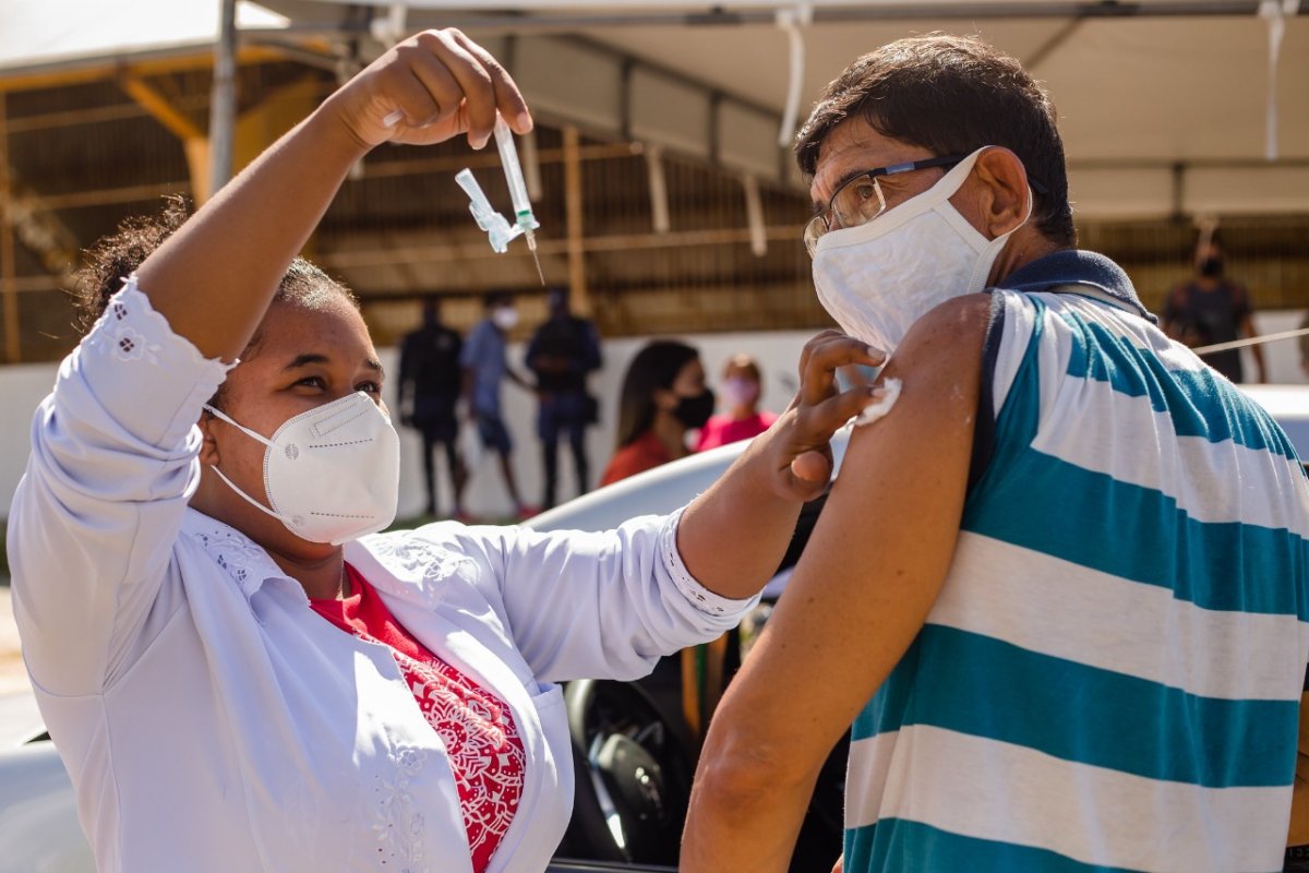 Covid-19: mais 144 mil pessoas são vacinadas com segunda dose na Bahia