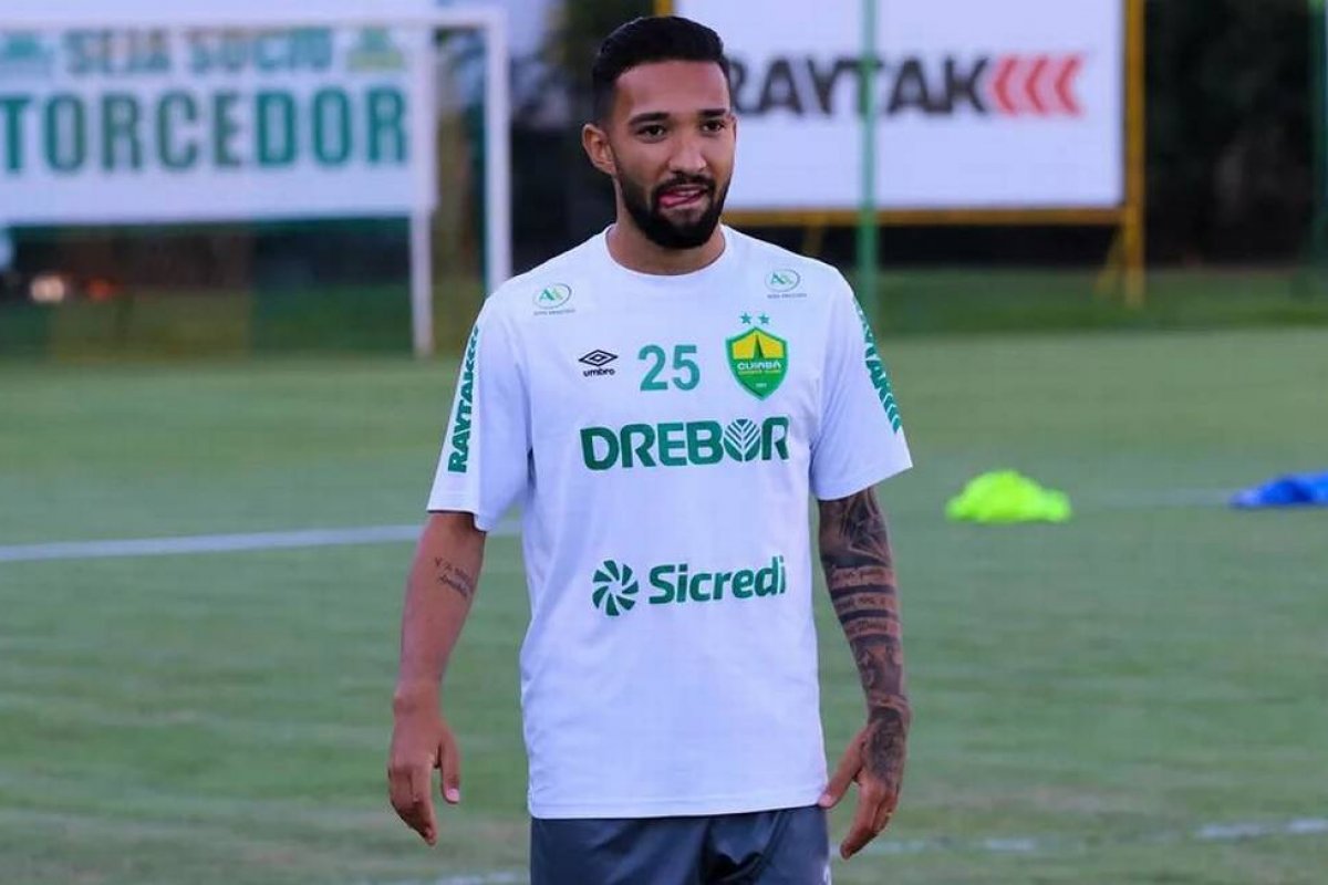 Cuiabá rescinde contrato com Clayson após acusação de agressão contra mulher