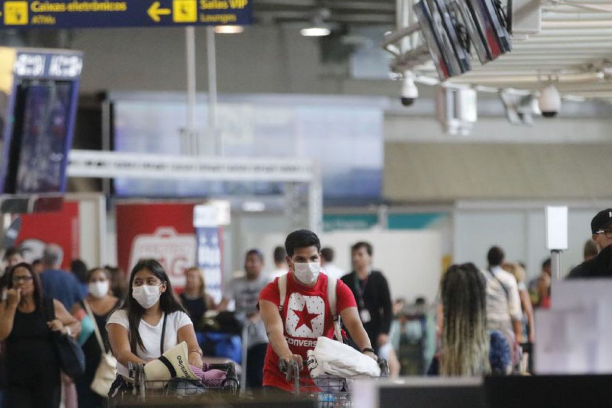 Presidente do Conass afirma que fiscalizar passageiros não vacinados será “impossível na prática”