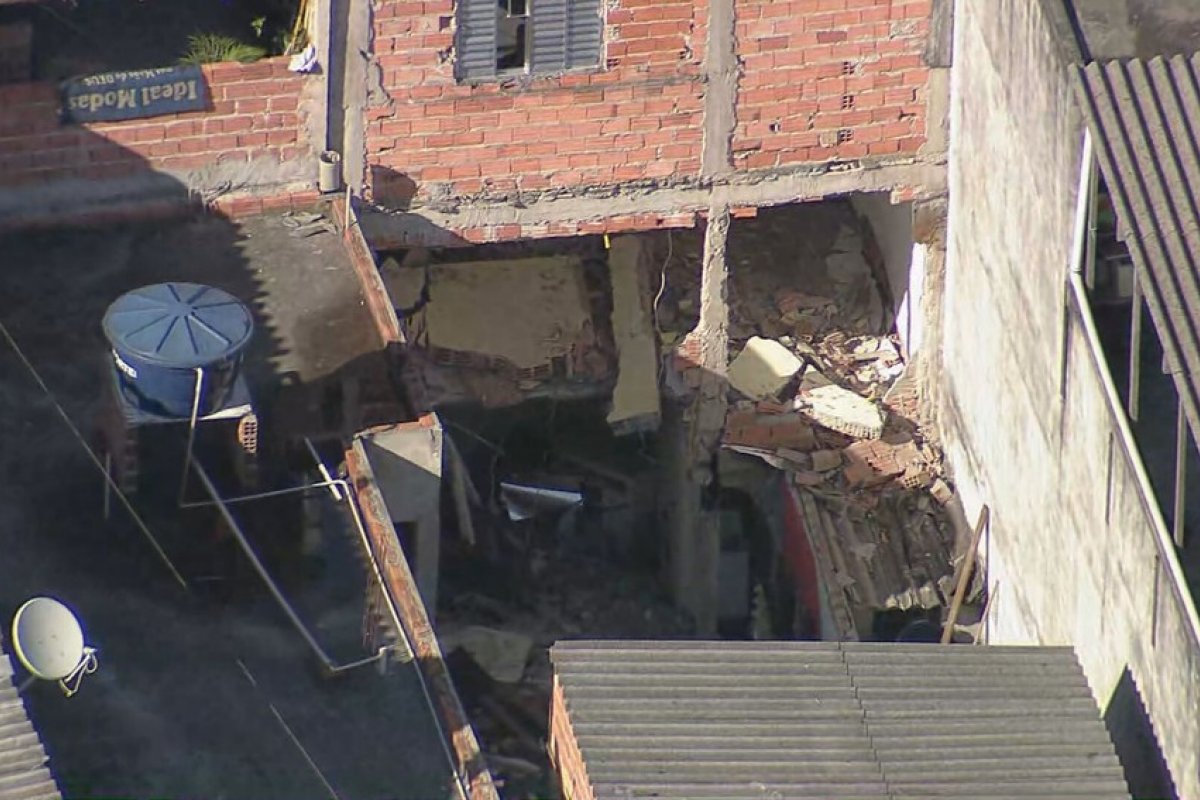 Após explosão, casa desaba na Zona Leste de SP e deixa feridos