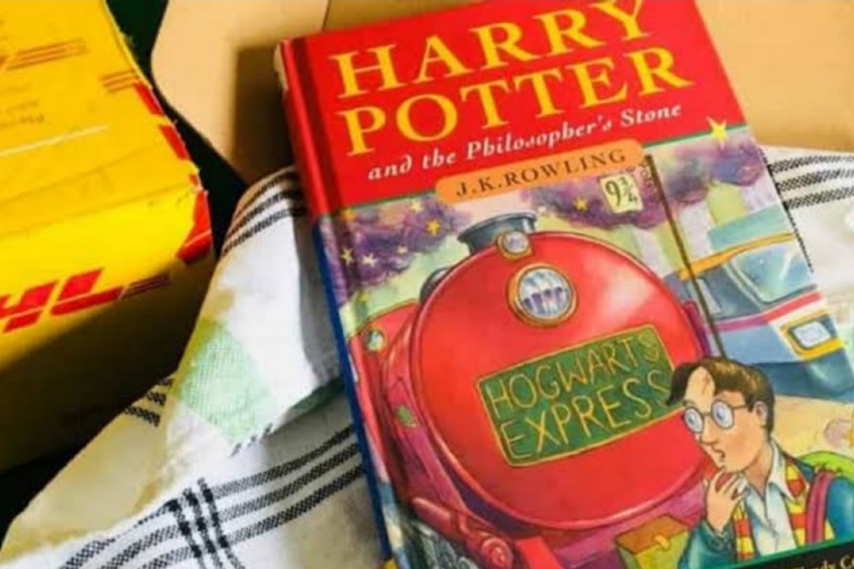 Exemplar da 1ª edição de 'Harry Potter' é vendido por US$ 417 mil em leilão nos EUA
