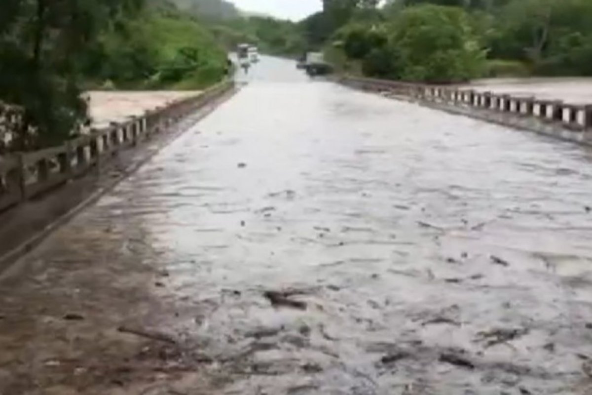BR-101 é parcialmente interditada por causa das fortes chuvas