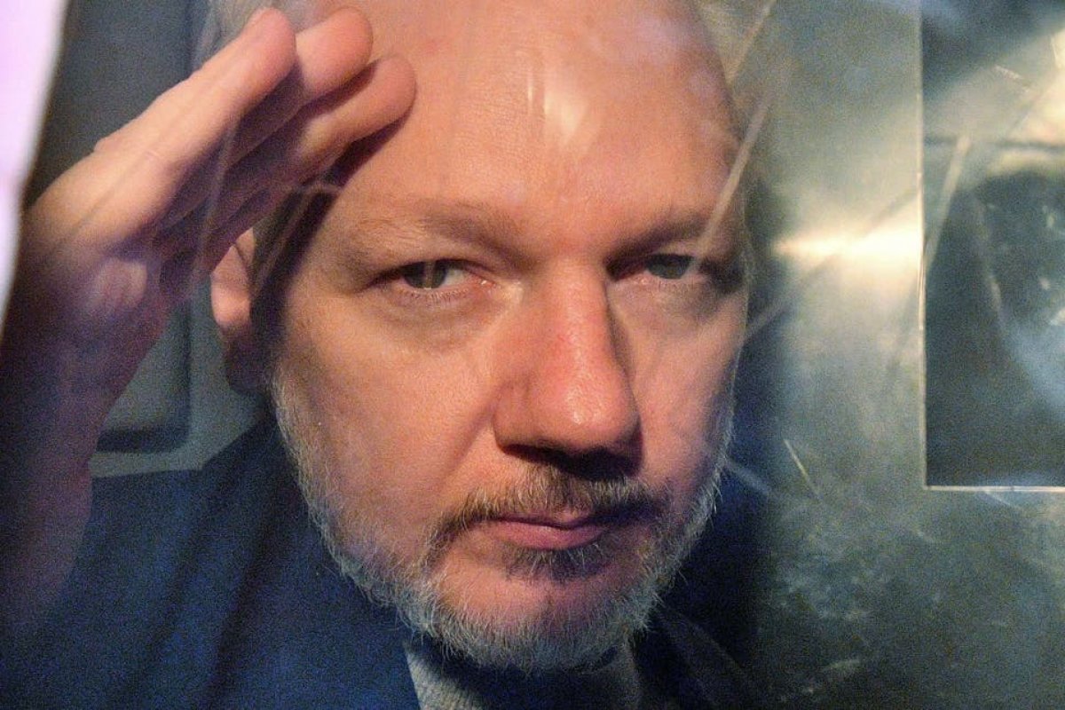 Justiça britânica aprova pedido dos EUA para extradição de Julian Assange