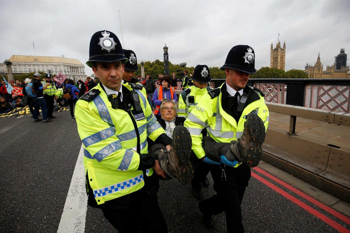 Mais de 20 ativistas são presos durante protesto em Londres