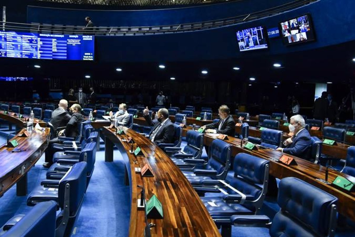 Nova versão da Lei Pelé protocolada no Senado prevê punições mais severas para racismo