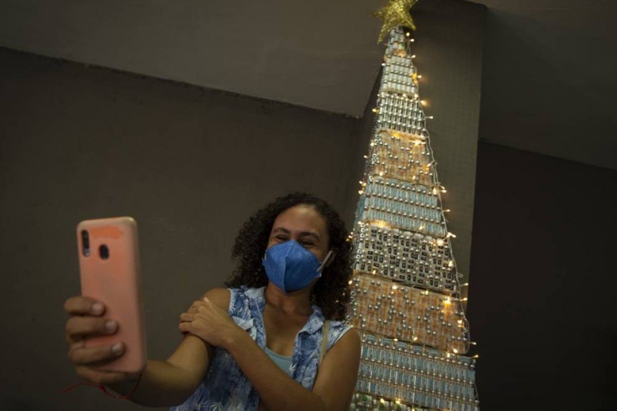 Funcionários de posto de saúde fazem árvore de natal com frascos de vacina