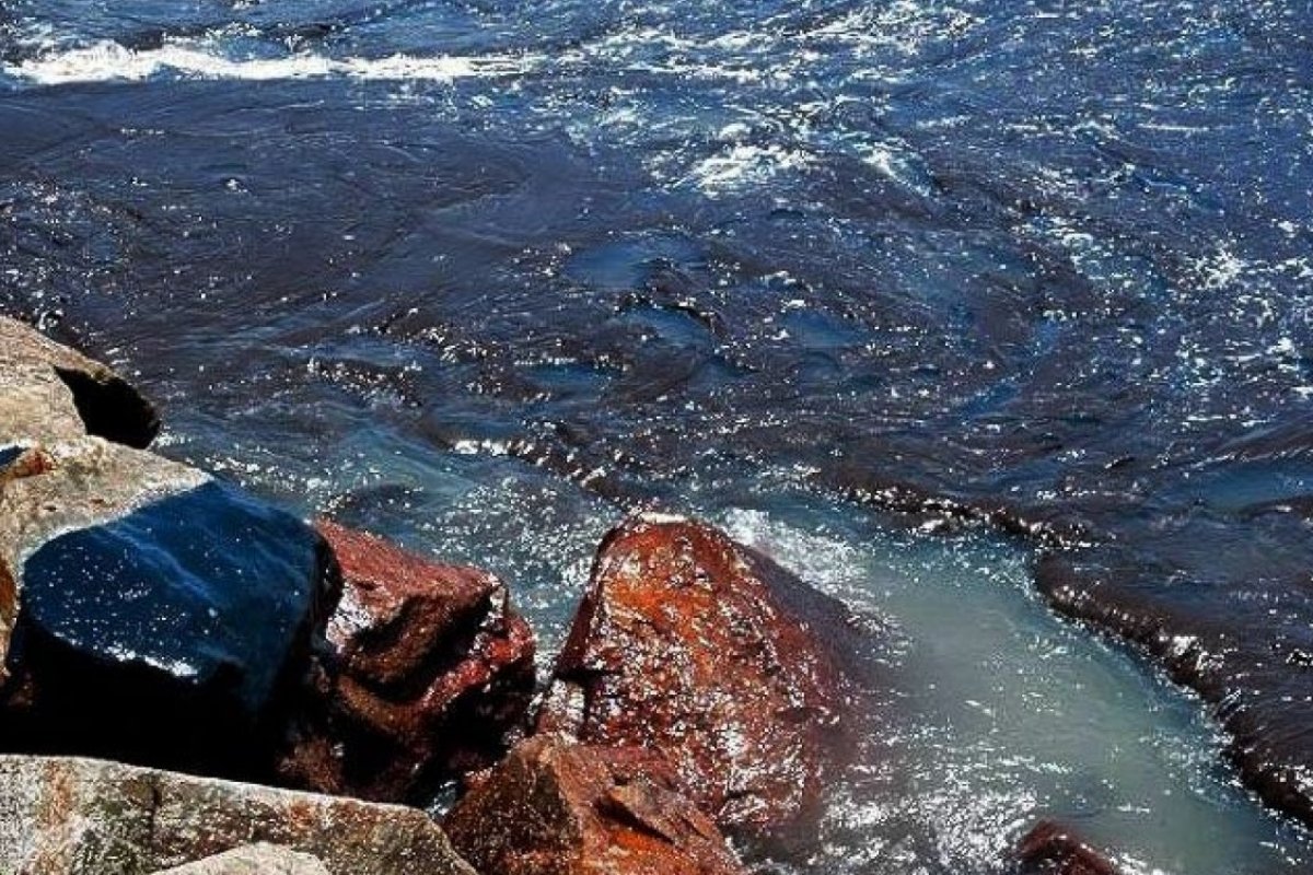 Vazamento de óleo chega às praias de Conde e Jandaíra na Bahia