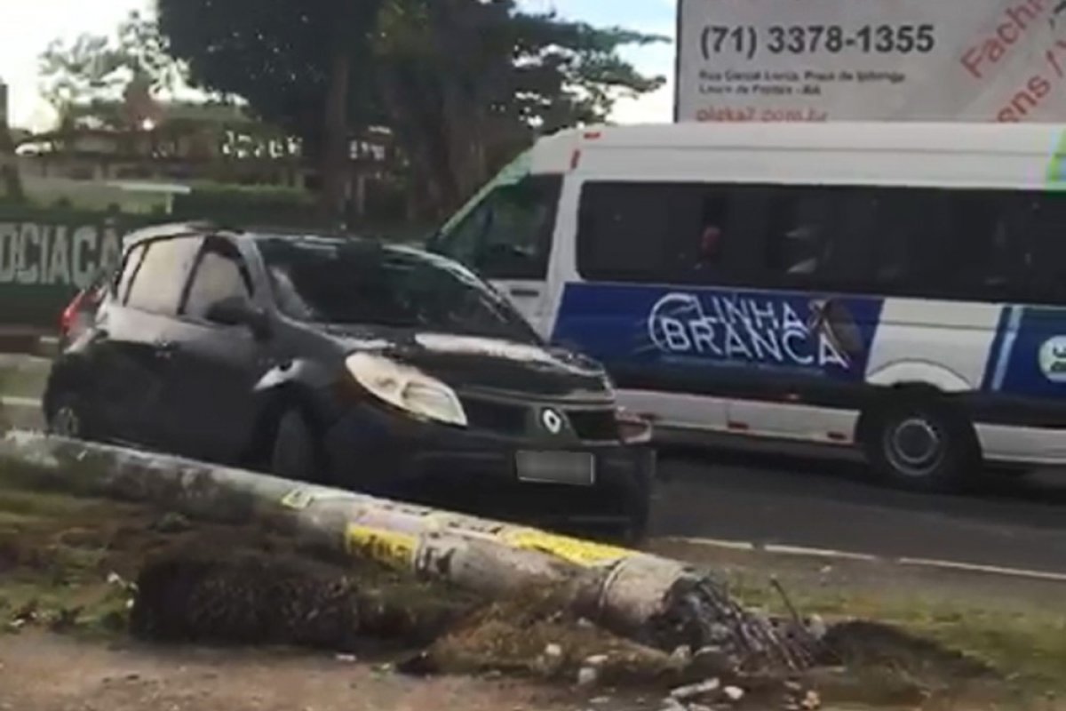 Batidas de carros com postes deixa um ferido na Bahia