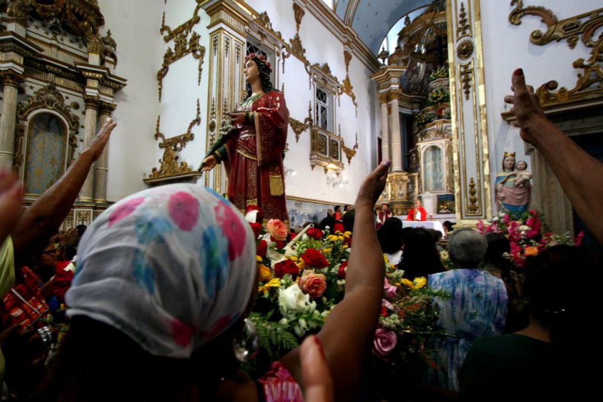 Protetora da visão, Santa Luzia recebe homenagens dos devotos em Salvador