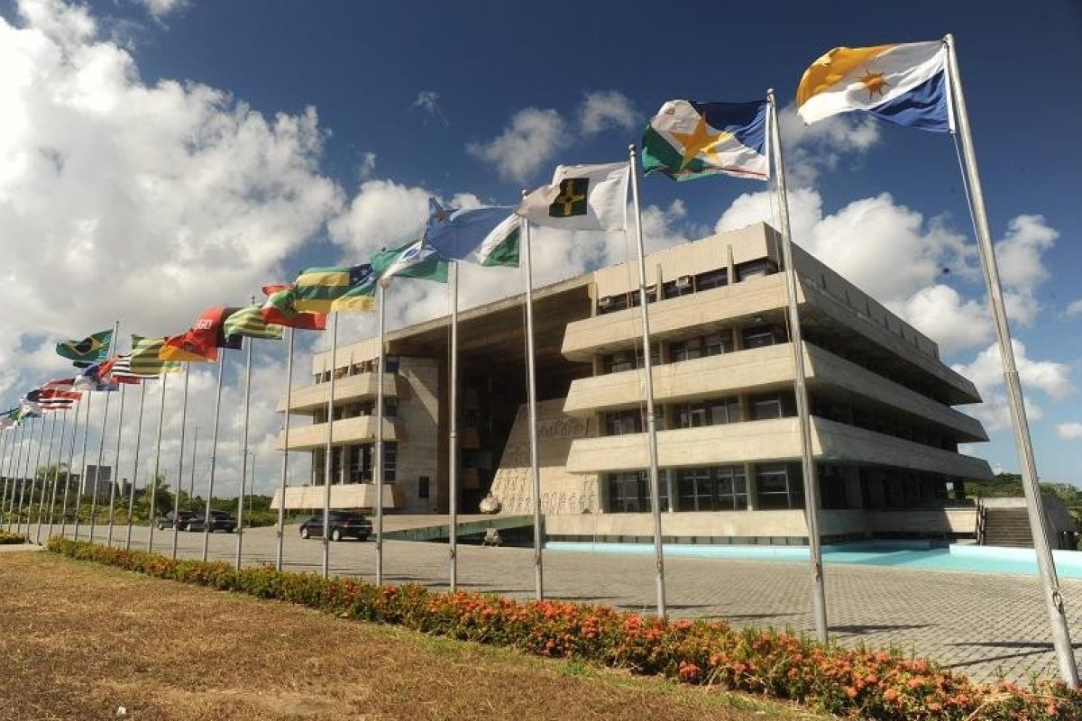 AL-BA: Sindicato quer demissão de Redas e terceirizados para equilibrar contas