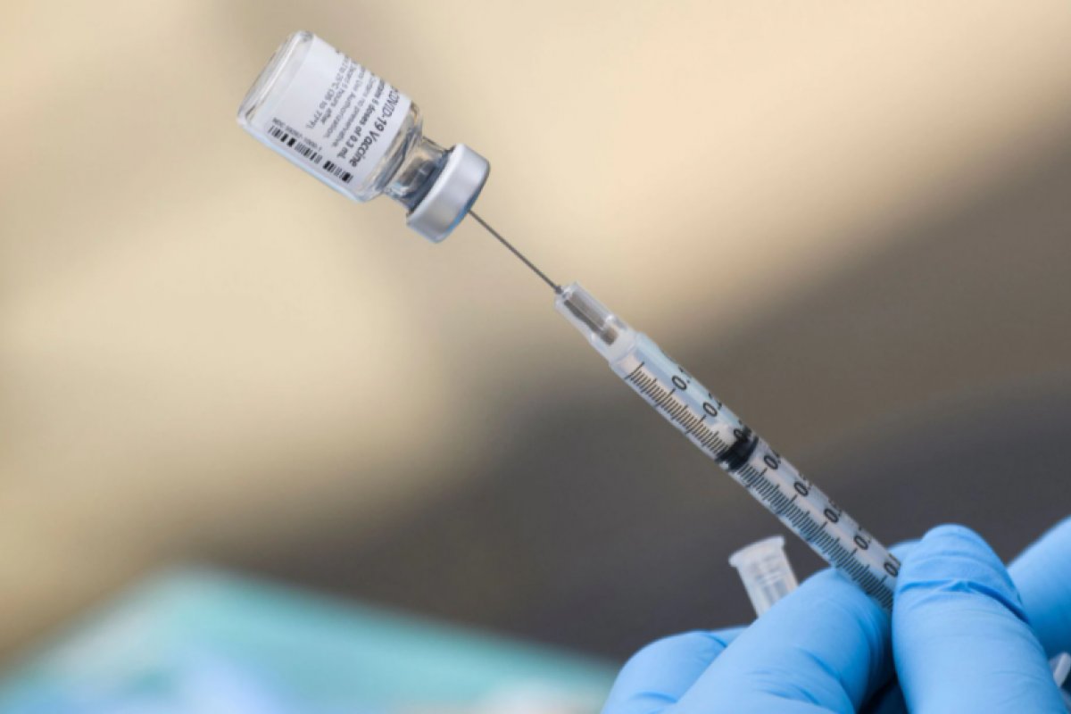 Aplicação de reforço da Pfizer protege até 75% contra casos sintomáticos da Ômicron
