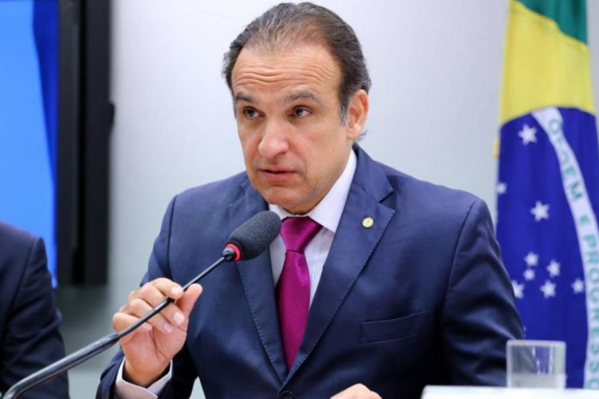 Relator do Orçamento de 2022 defende cortes para despesas não obrigatórias