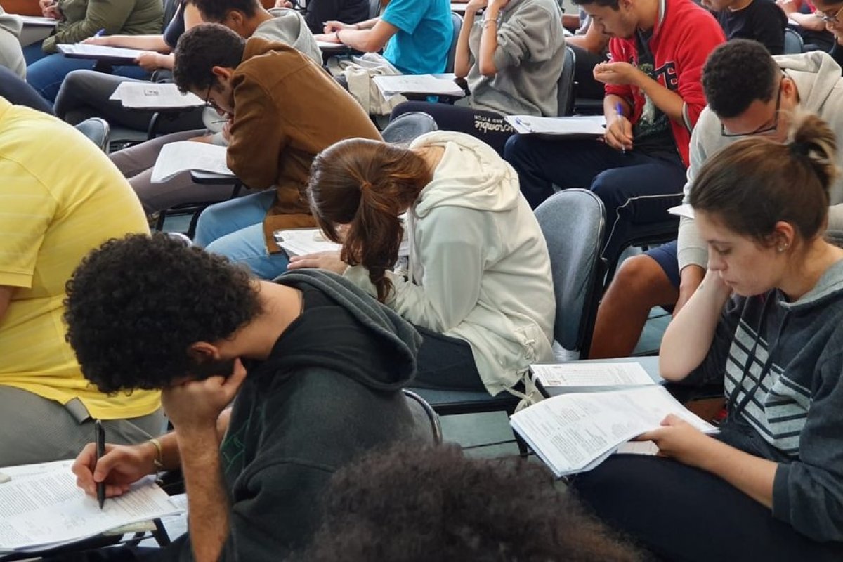 110 mil estudantes participam da primeira fase do vestibular da Fuvest neste domingo (12)