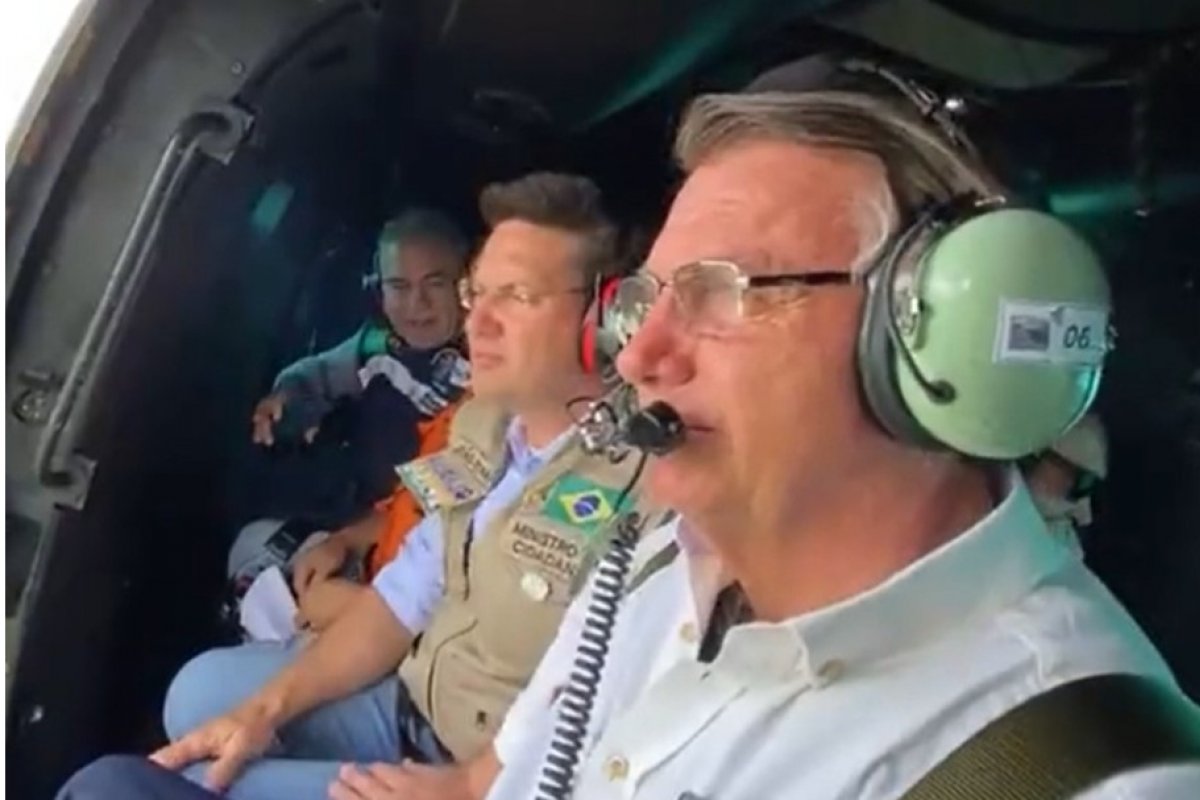 Vídeo: Bolsonaro sobrevoa regiões atingidas por chuvas no extremo-sul da Bahia