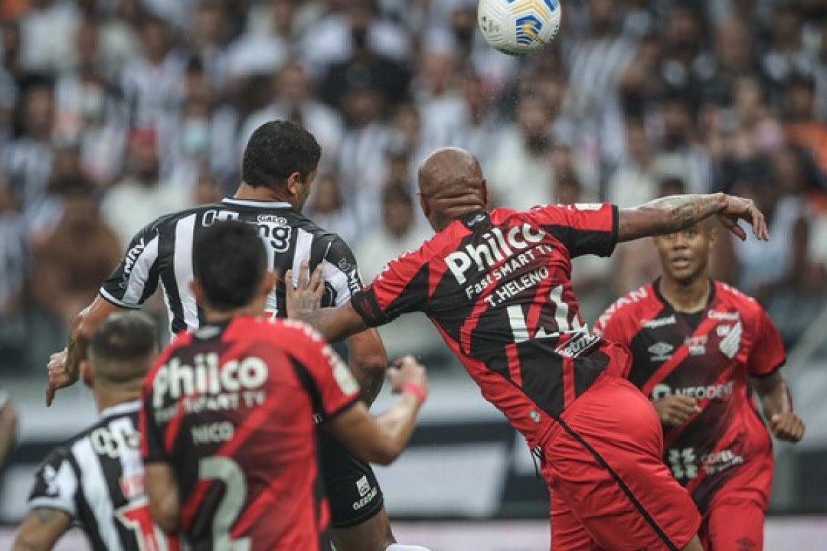 Galo passa por cima do Furacão e põe a mão na taça da Copa do Brasil