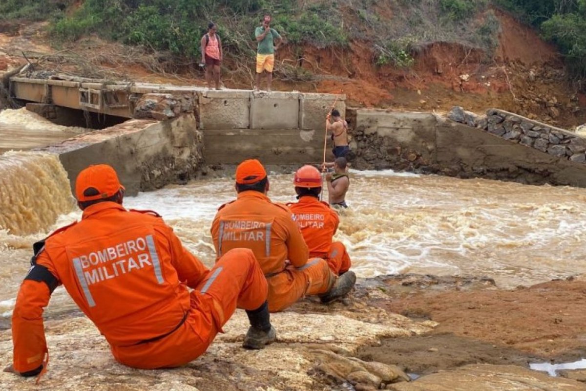 Força-tarefa ajuda a resgatar três pessoas e leva suprimentos às cidades atingidas por chuvas