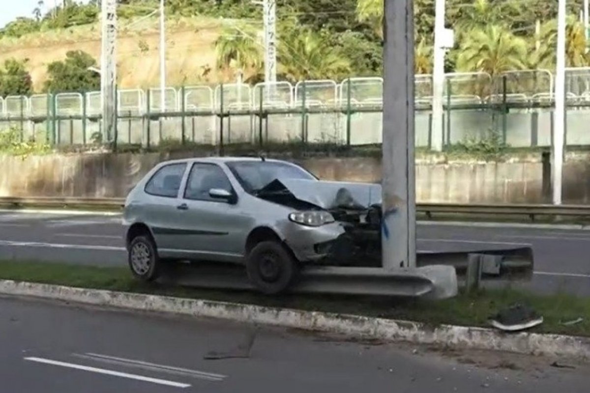 Homem perde controle de veículo e bate em poste na Avenida Paralela em Salvador