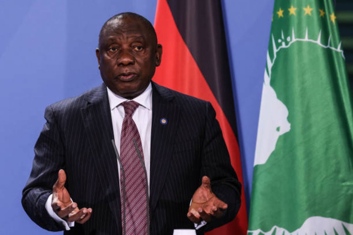 Presidente da África do Sul testa positivo para Covid-19 após ir a funeral