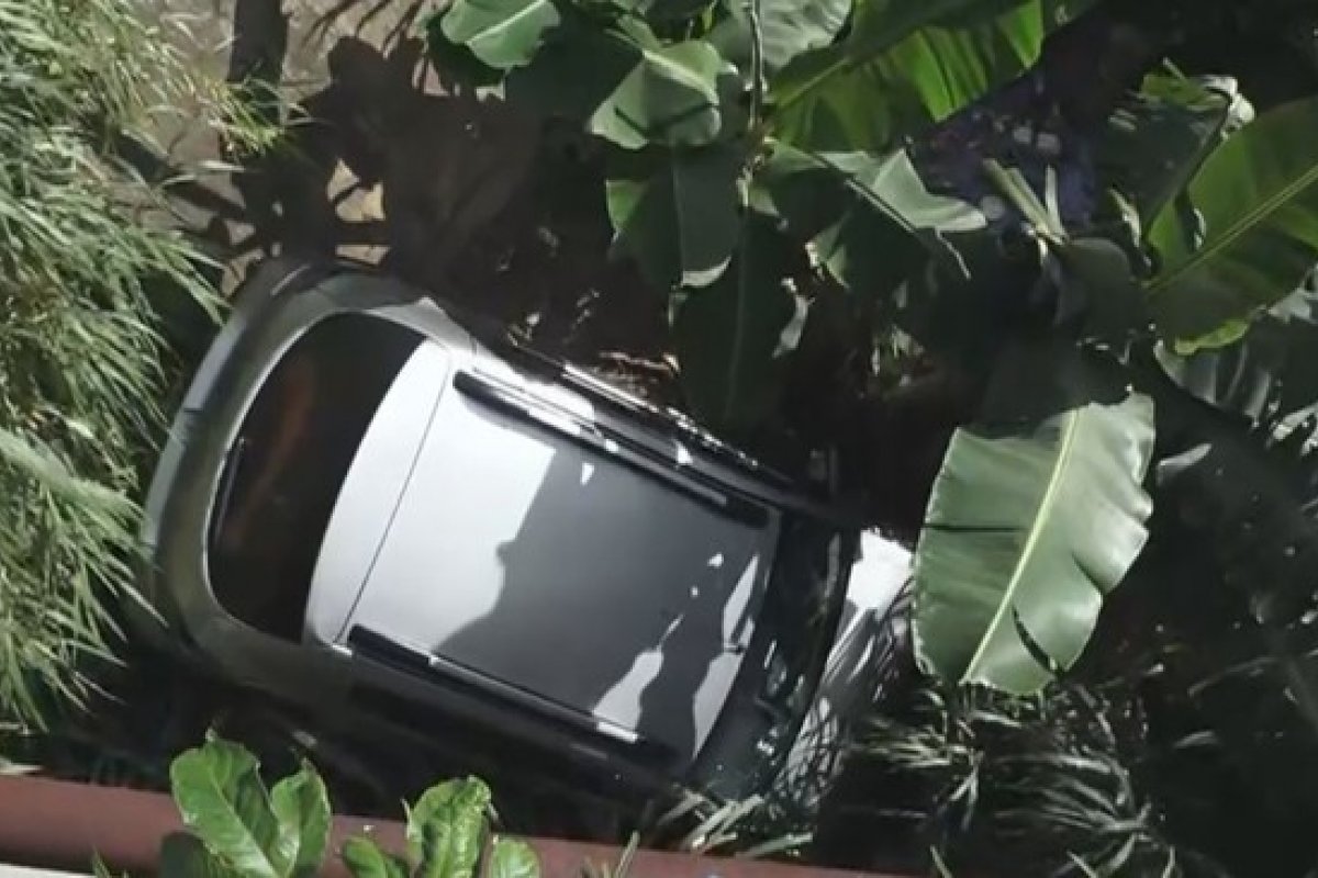 Carro cai em canal de esgoto após ultrapassar barreira de proteção em Salvador