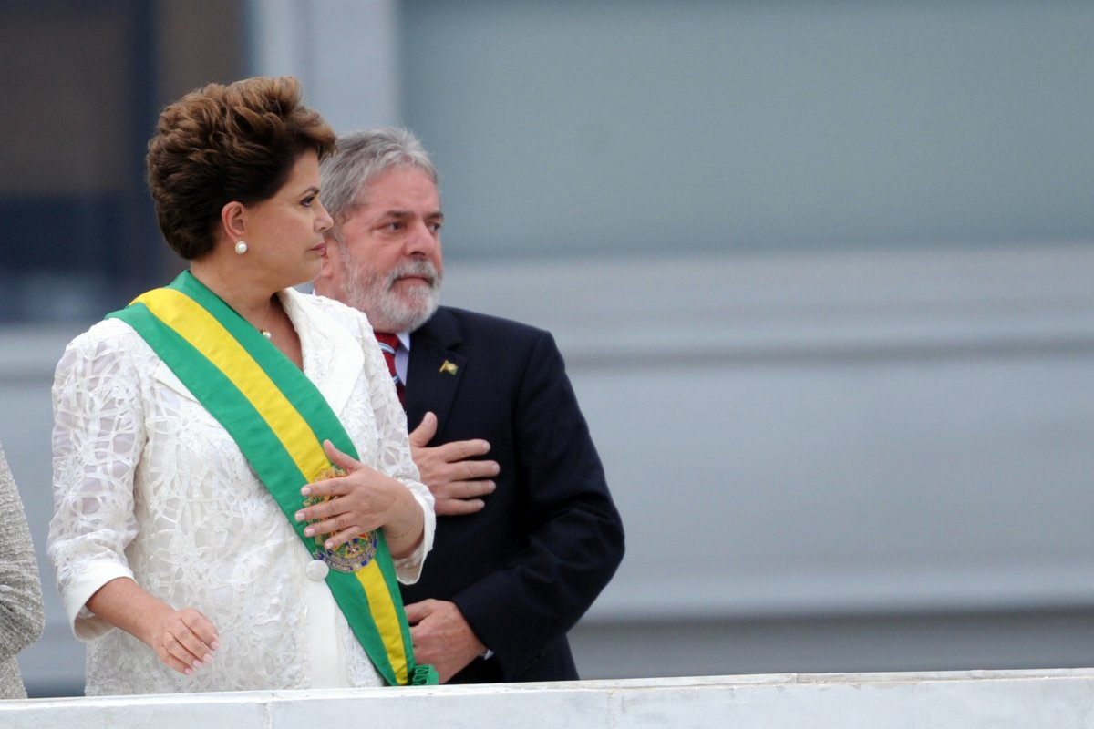 Lula e Dilma assinam carta com pedido de liberdade para Assange