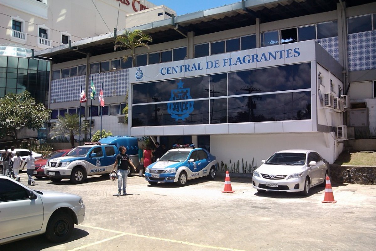Delegacia de Repressão a Furtos e Roubos de Veículos, em Salvador, é invadida