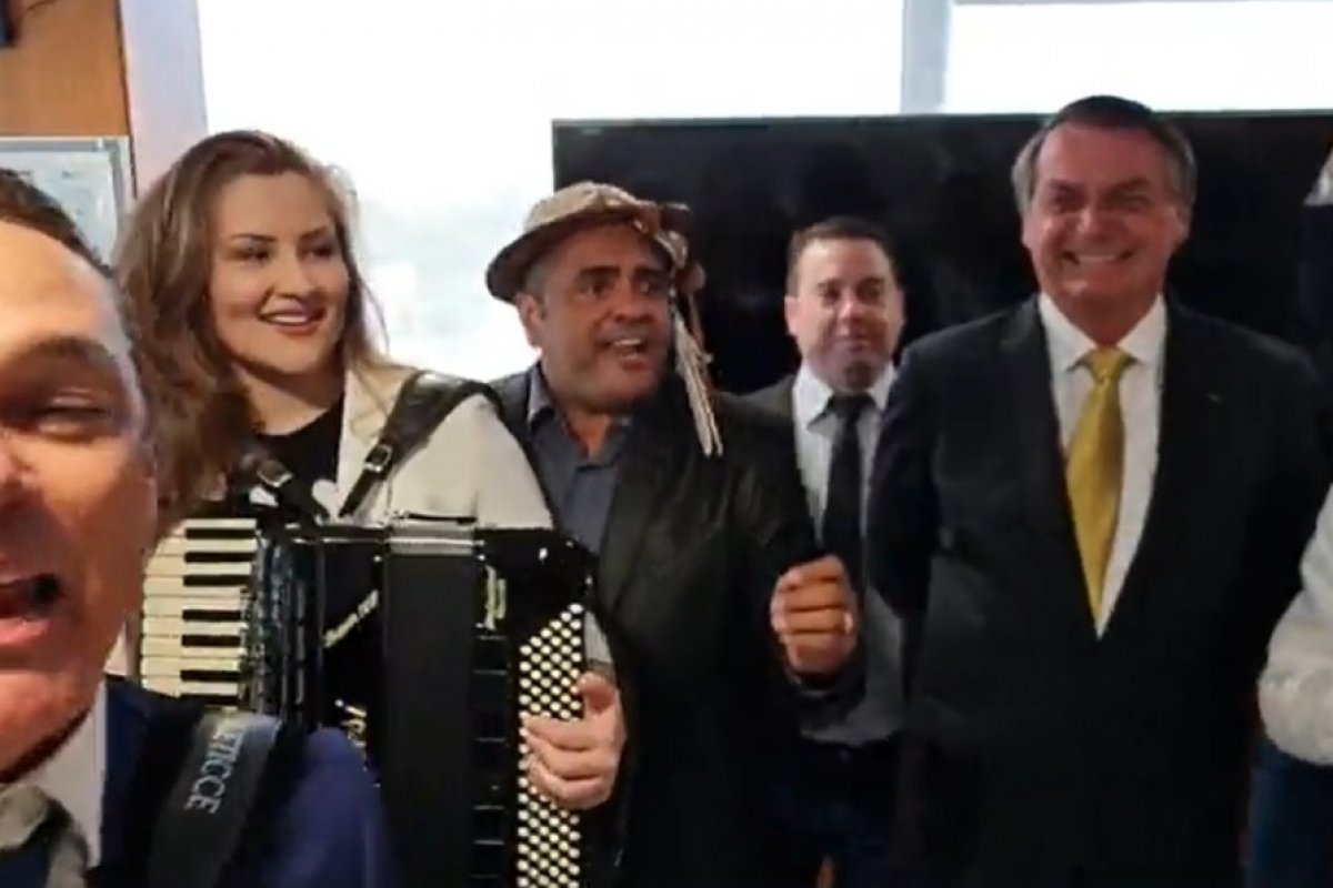 Vídeo: em evento com forrozeiros no Planalto, Bolsonaro diz que uso de máscara no local é 'proibido'