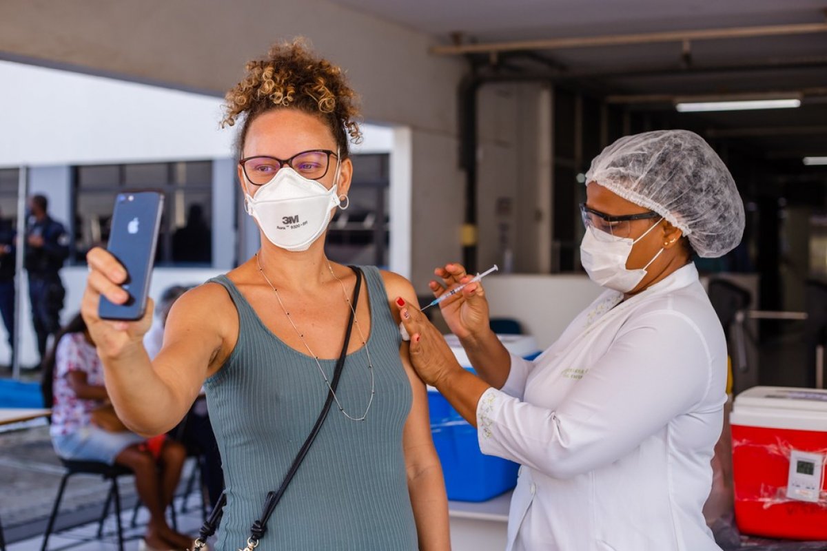 Covid-19: mais 21,5 mil pessoas são vacinadas com primeira dose na Bahia
