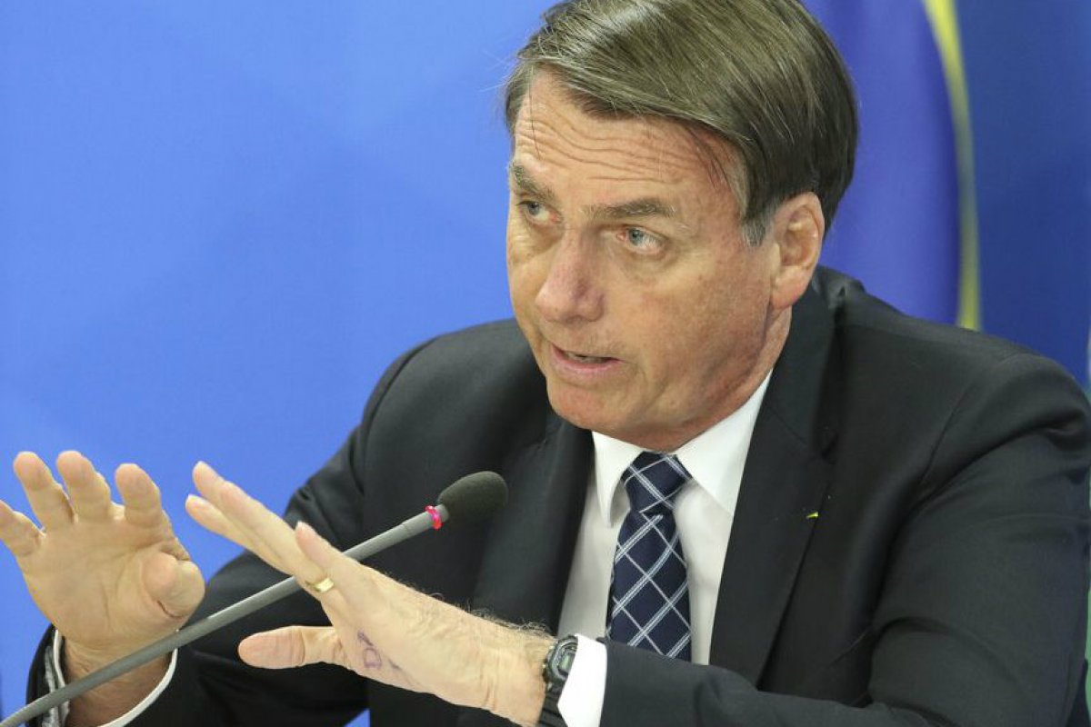 Bolsonaro diz que não pretende acabar com estabilidade de servidor