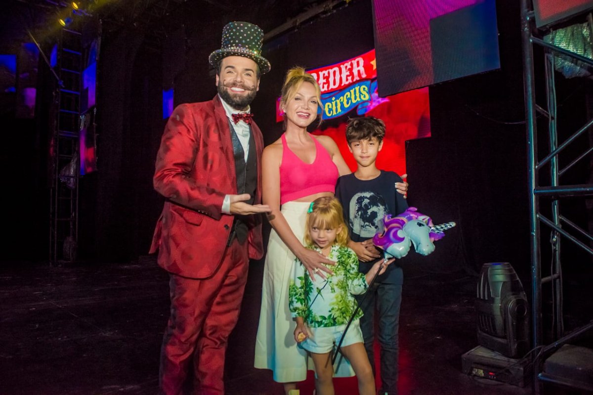 Eliana se diverte com os filhos em circo no Rio de Janeiro
