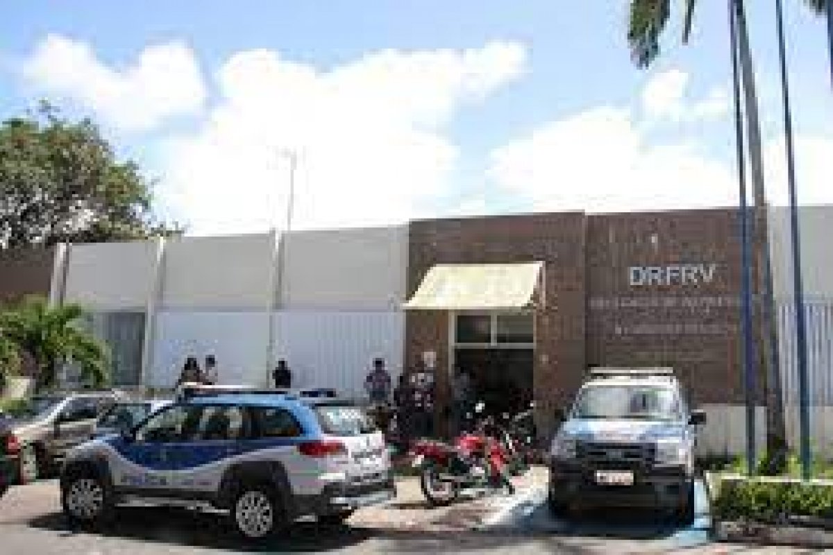 Homens invadem Delegacia de Repressão a Furtos e Roubos de Veículos em Salvador