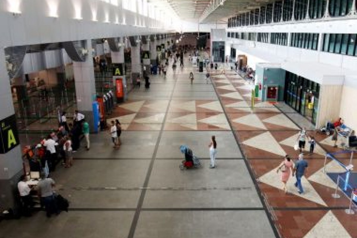 AGU pede que STF revogue passaporte de vacina em aeroportos