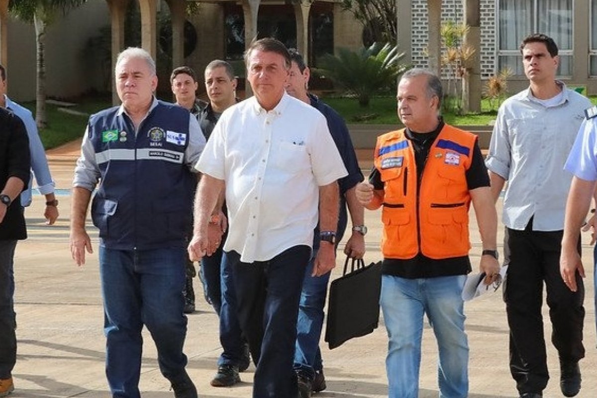 Bolsonaro afirma à apoiador no Alvorada que "Exército está ocupando o sul da Bahia"