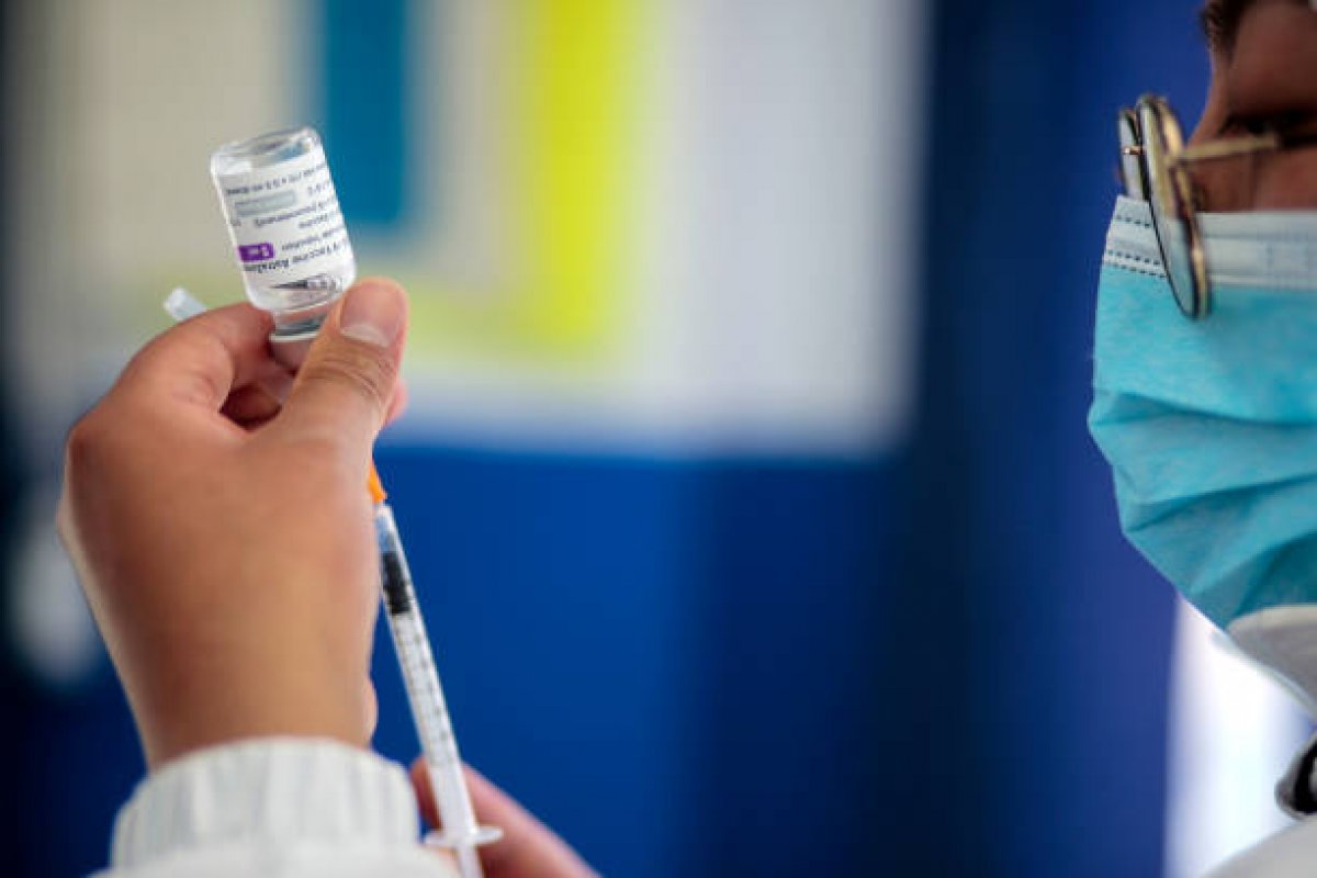 Estudo indica que duas doses da AstraZeneca e da Pfizer não induzem níveis suficientes de neutralizantes contra a Ômicron