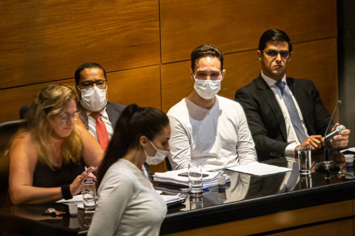 Monique Medeiros queria ter um filho com Jairinho dez dias após a morte de Henry, afirma assessora