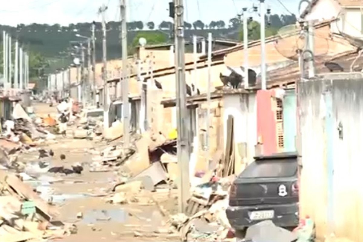 Destroços causados pela chuva ficam espalhados por rua em Itamaraju, extremo sul da Bahia