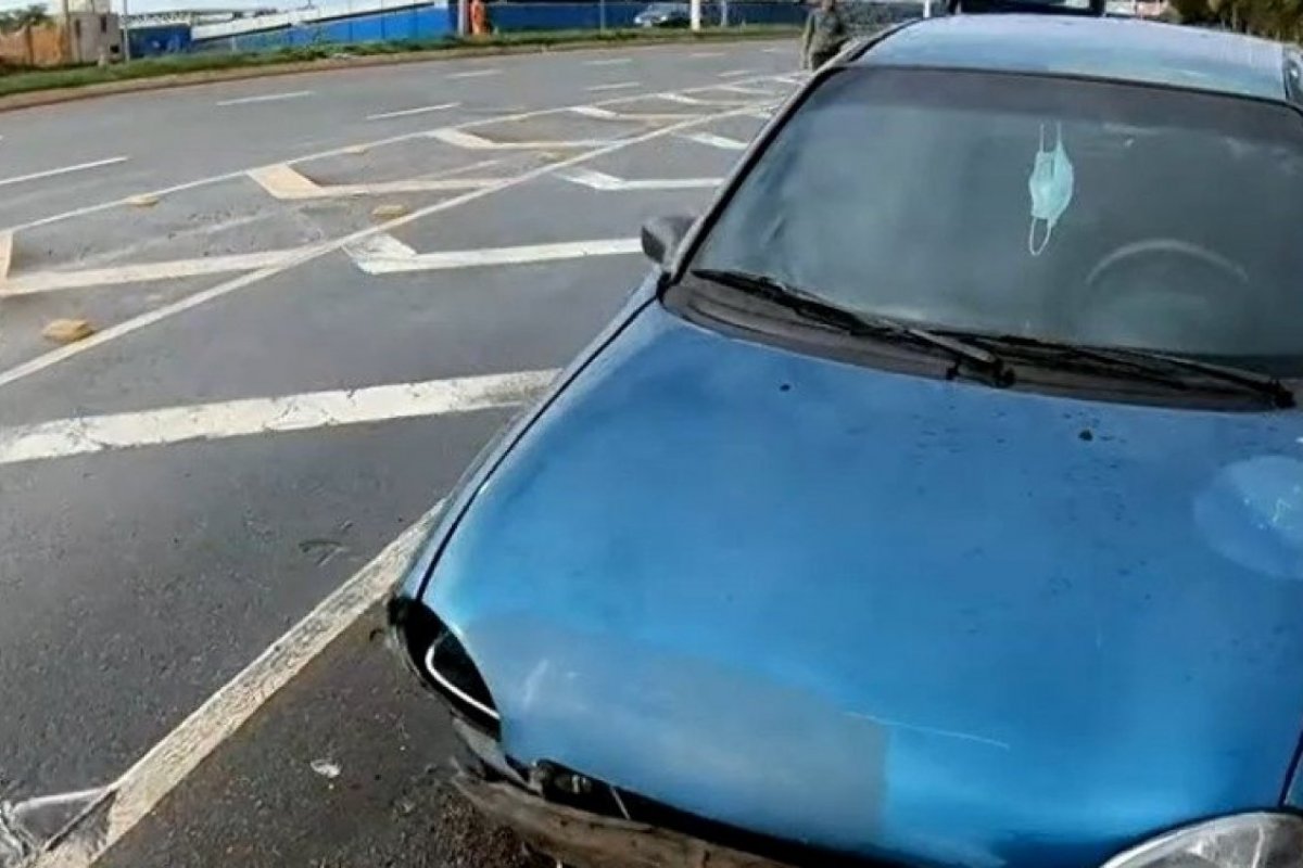 Com pista molhada, motorista perde controle de veículo na Orlando Gomes, em Salvador