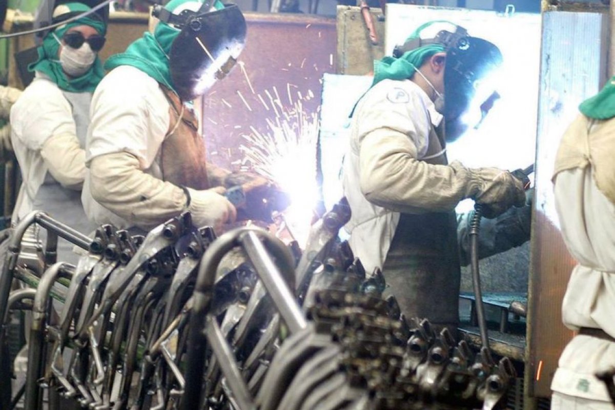 Atividade econômica cai em outubro e tem terceiro mês seguido de recuo