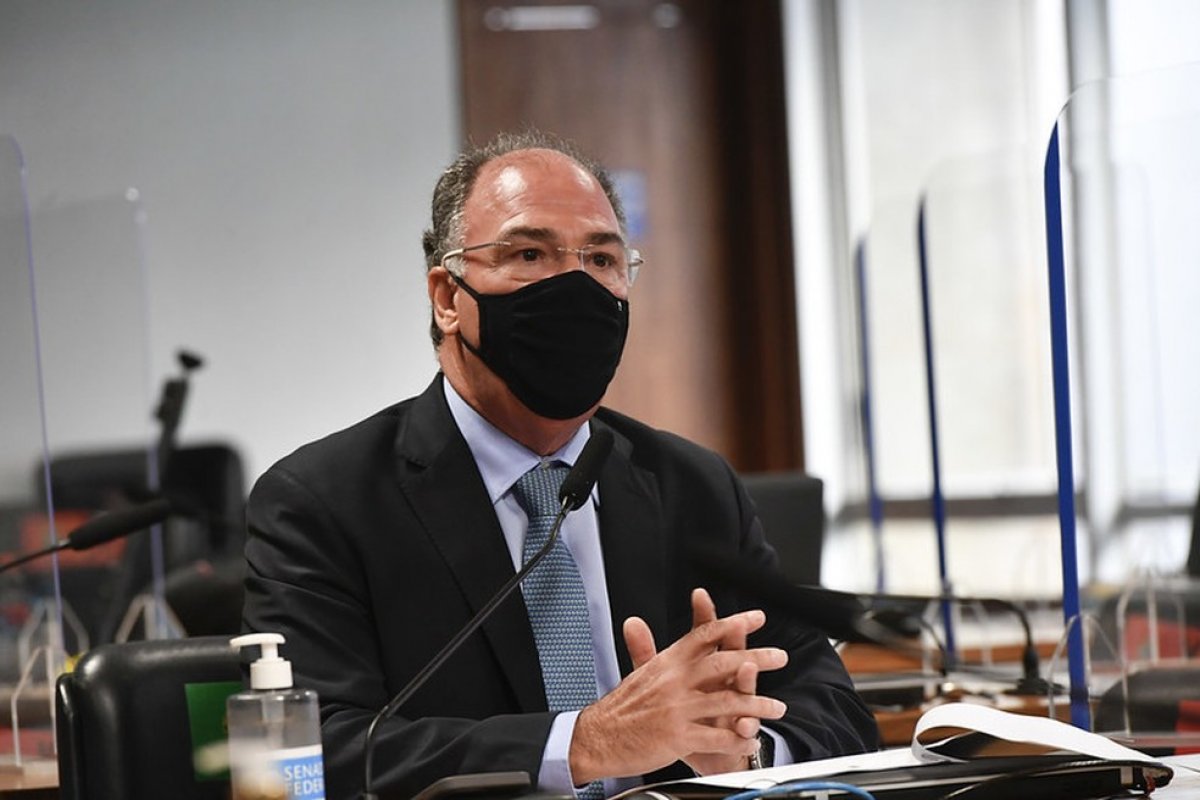 Fernando Bezerra entrega cargo de líder do governo