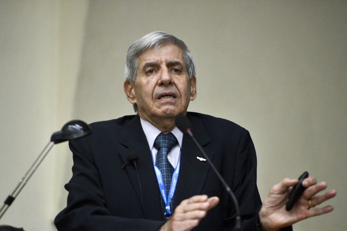 Heleno diz 'tomar Lexotan' para não atiçar Bolsonaro contra o STF