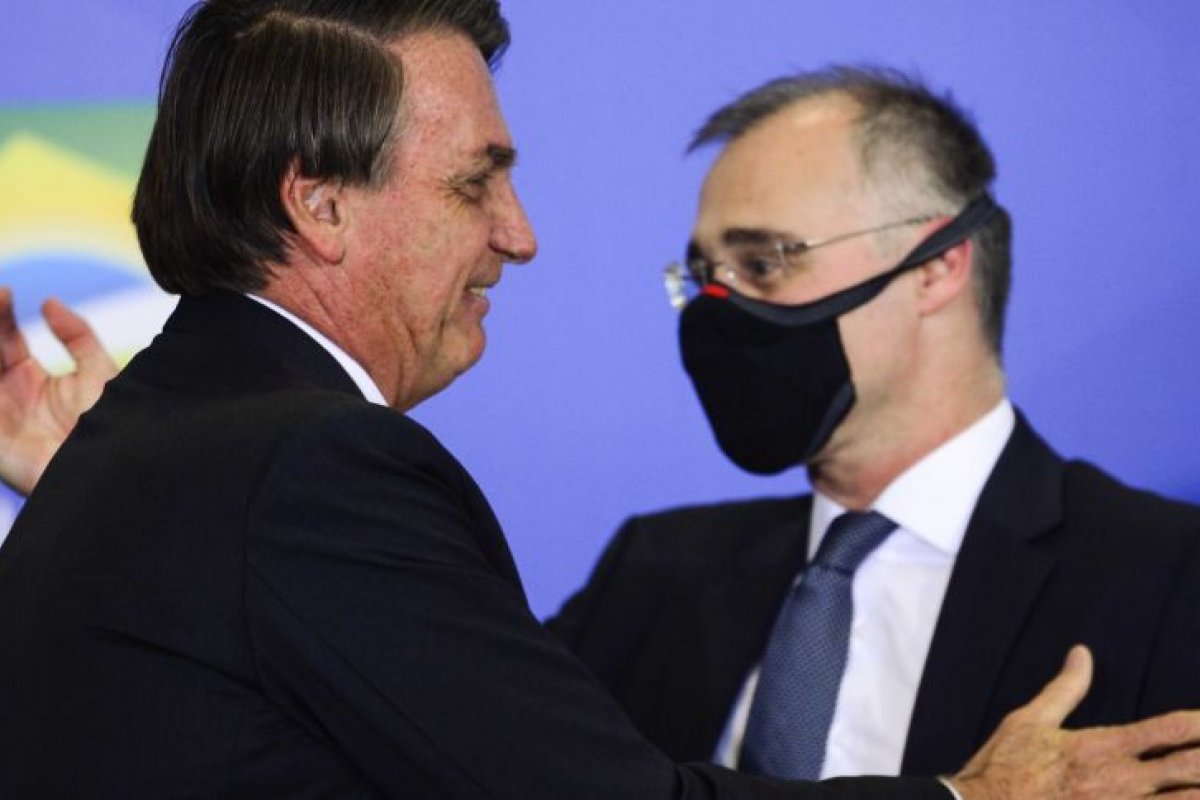 Bolsonaro faz teste de Covid-19 e irá à posse de André Mendonça no STF