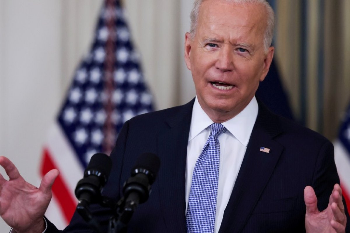 Joe Biden visita percorre Kentucky após desastre por tornados