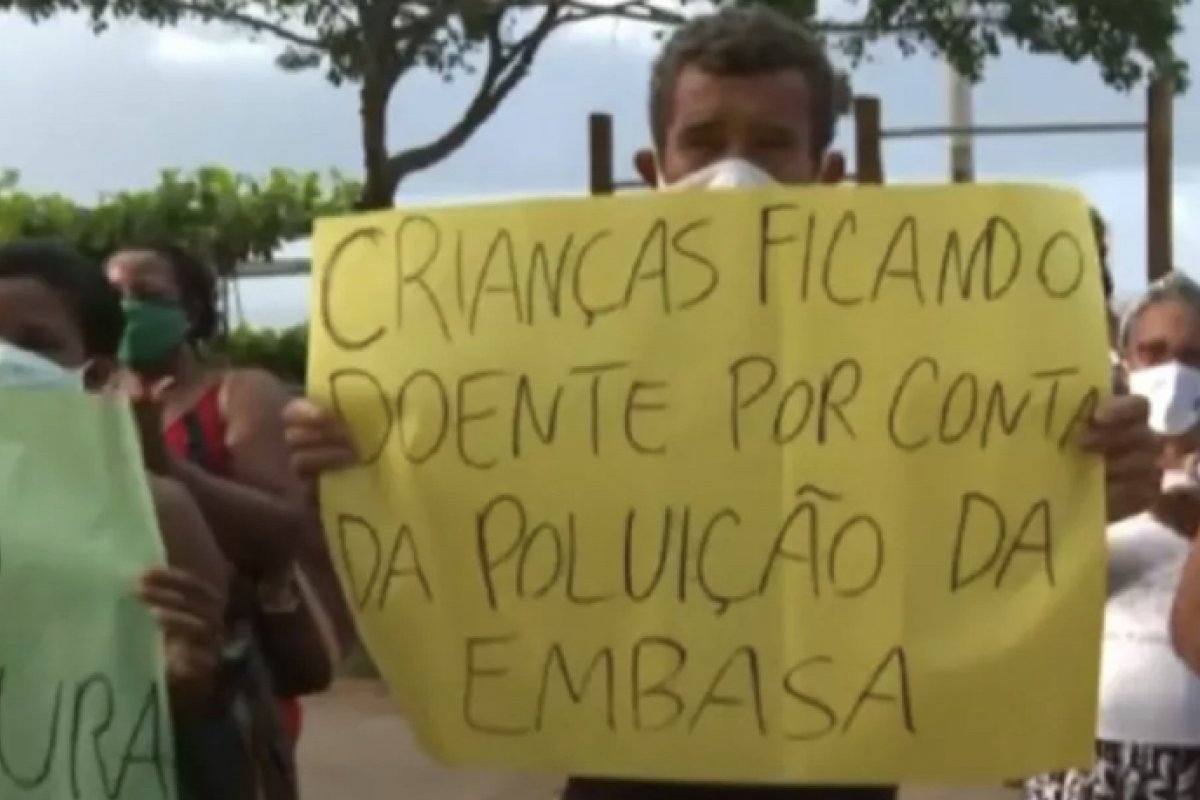 Pescadores protestam contra despejo de esgoto em praia do subúrbio de Salvador