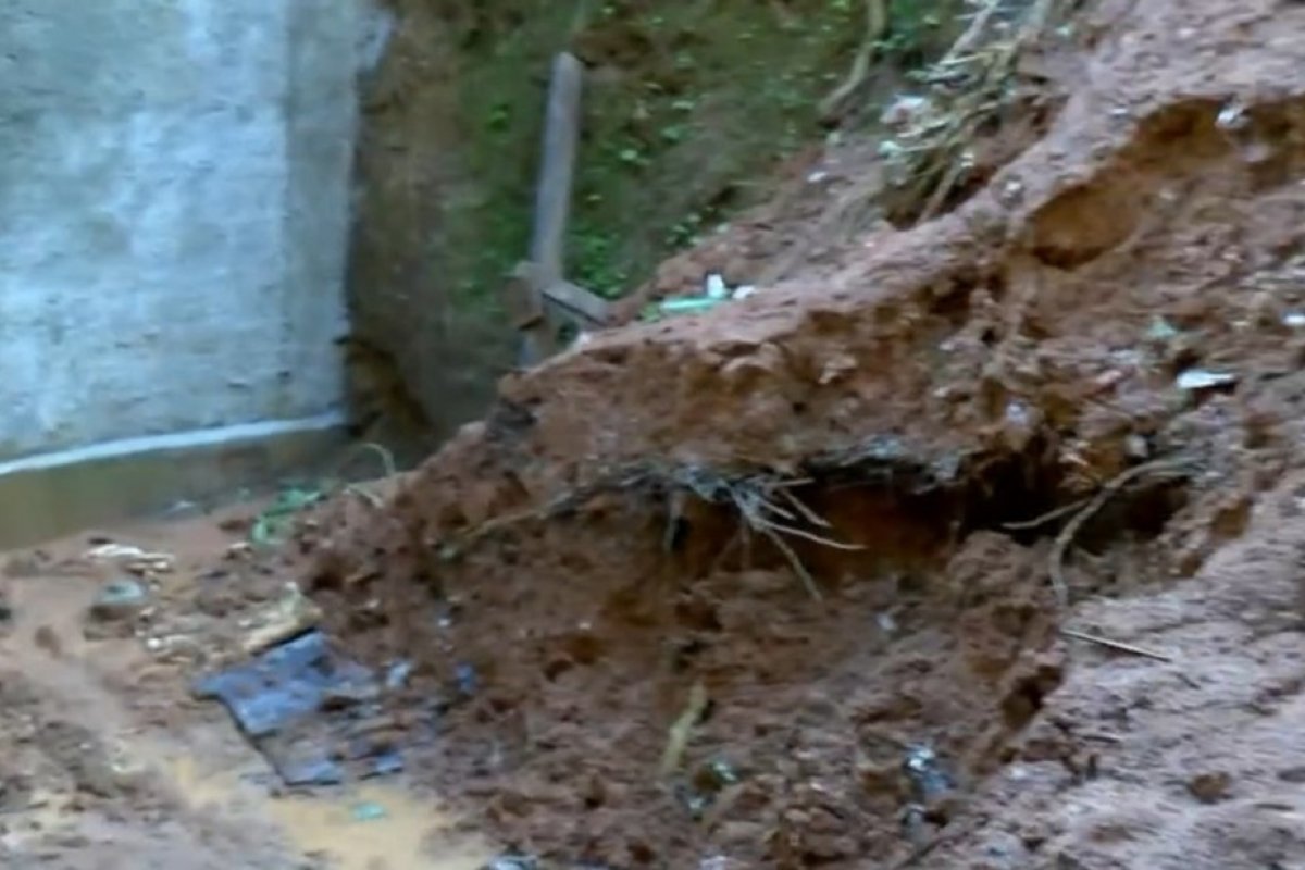 Chuva provoca alagamentos e deslizamento de terra em Ilhéus, no sul da Bahia