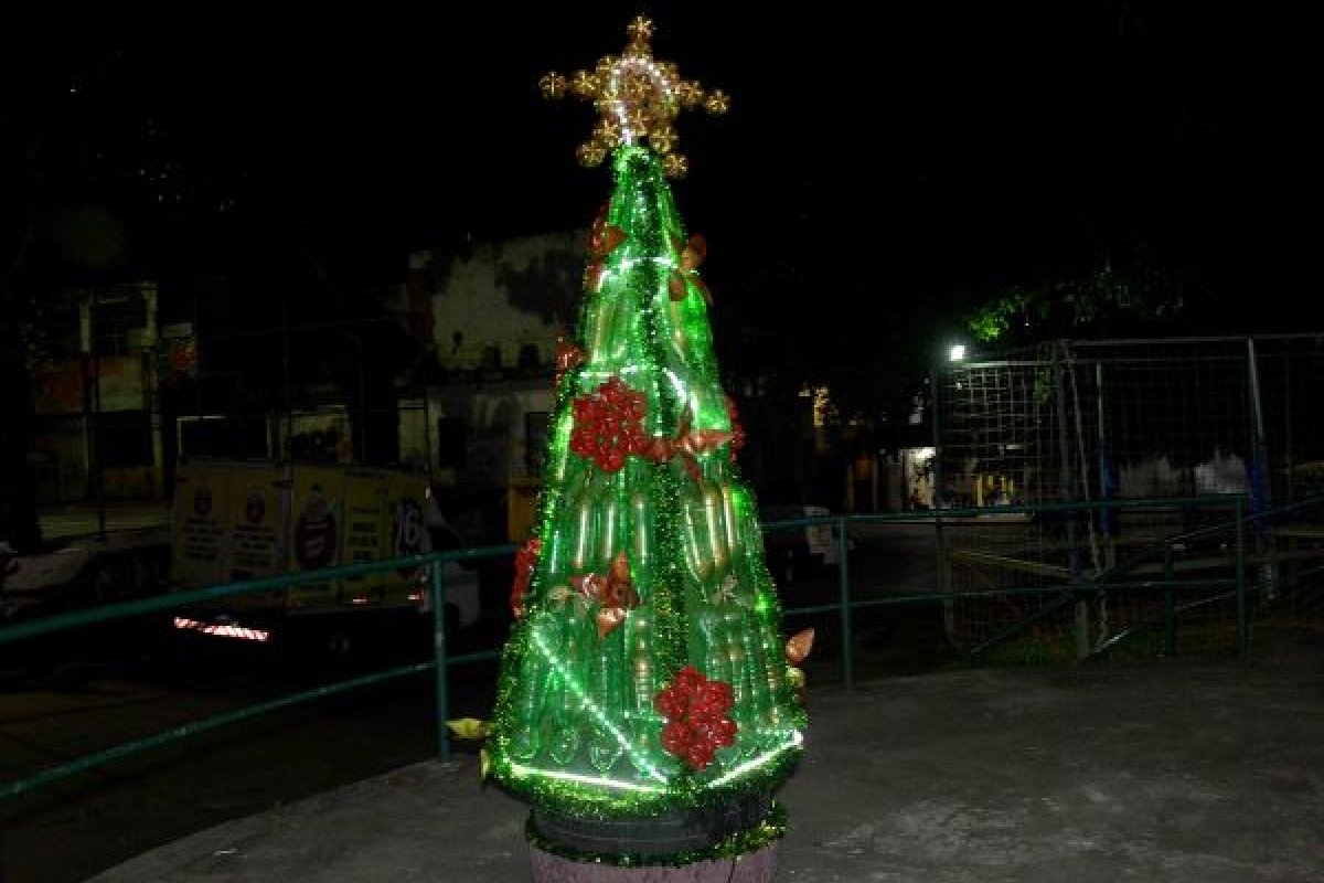 Agente de limpeza constrói árvore de Natal sustentável no Calabetão, em Salvador