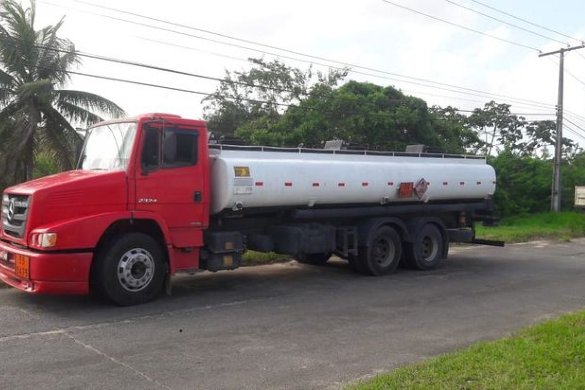 Caminhão é apreendido após transportar 15 mil litros de etanol irregular