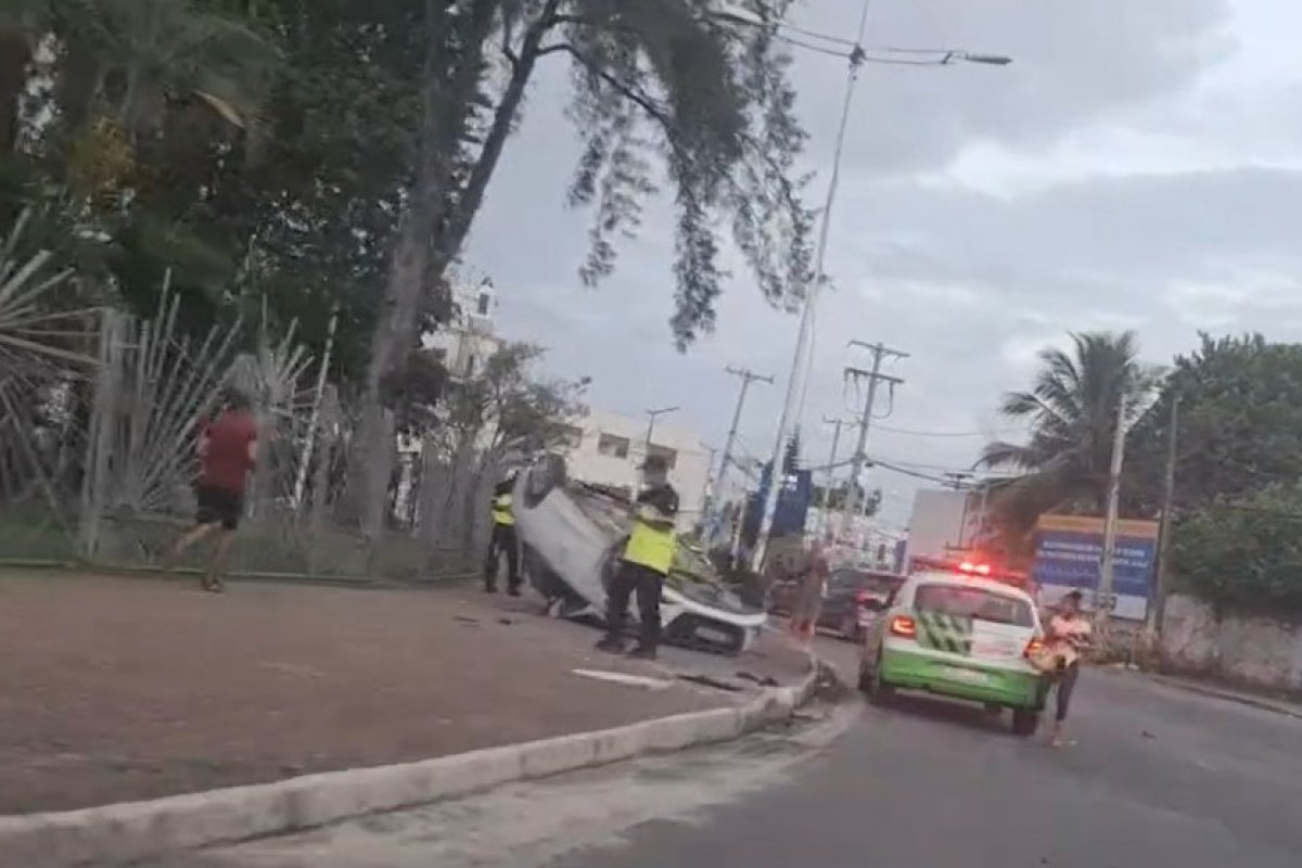 Carro capota na Praça de Irmã Dulce, em Salvador