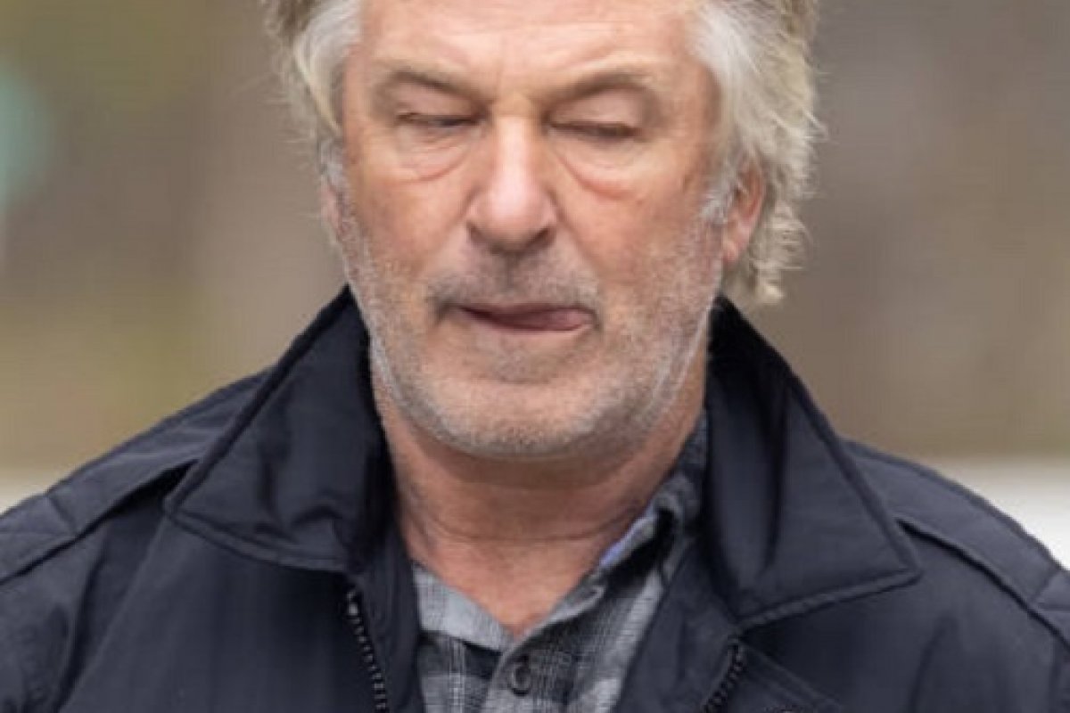 Justiça expede mandado para que Alec Baldwin entregue o celular à polícia