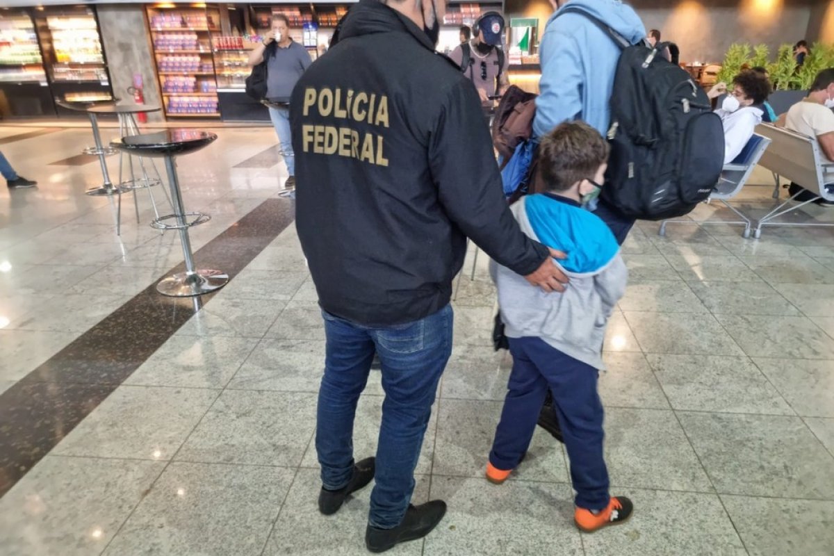 Criança de 5 anos retirada de casa pela mãe sem consentimento do pai na Suíça é resgatada em Recife