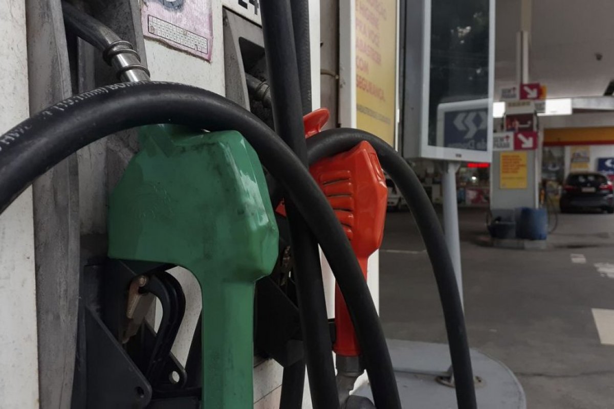 Gasolina deve cair quase 6% no primeiro trimestre de 2022, aponta estudo